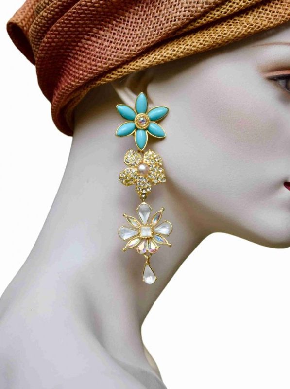 ②.春日气息花卉水晶CA扫肩长耳环；Christian Lacroix耳环，以花卉造型呈现。其一饰以珍珠心形元素（其中一枚可见轻微使用痕迹）并镶嵌水晶；另一饰则点缀磨砂水晶与极光水晶（Aurora Borealis），下方垂挂水晶坠饰。整体由绿松石色花瓣造型耳夹承托，层次丰富而华丽。背面刻有签名。镀金/人造水晶；法国制造90年代