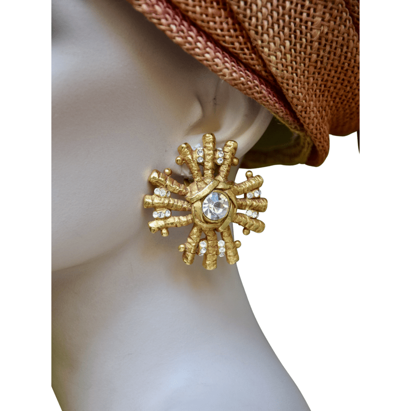 ②.线条编织太阳辐射光线水晶·经典CL大耳环；Christian Lacroix，巨大的夹式耳环，标志性太阳光芒造型，镶嵌透明水晶。背面刻有签名。镀金/人造水晶；法国制造90年代CL8259