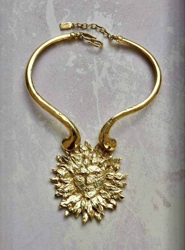 ②.YSL太阳脸项圈野兽派收藏级项链；圣罗兰（Yves Saint Laurent）；由Goosens设计的著名的太阳脸图案，镶嵌在一条硬式项圈（torque）上，并通过S形钩与链条闭合，链尾带有品牌签名吊牌；法国制造90年代YSL10366