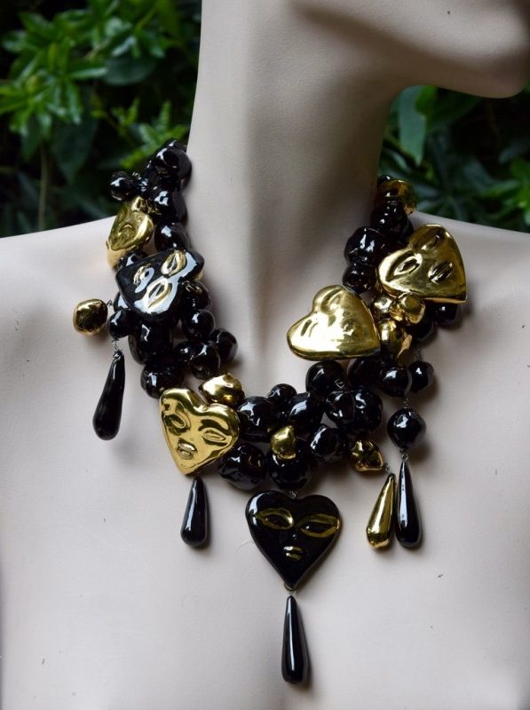 ②.桃心脸水滴陶瓷·罕见走秀款HG短项链；纪梵希（Givenchy）非凡短项链，由黑色与金色陶瓷珠组成，其中部分为心形面孔造型；出自1987年春夏高级定制系列“致敬Christian Bérard”，由陶艺艺术家Sofia Psykoyos创作。独一无二的作品，未签名秀场样品。所有心形部件背面均设有连接环：部分未被使用并不代表有缺失；法国制造80年代HG7490