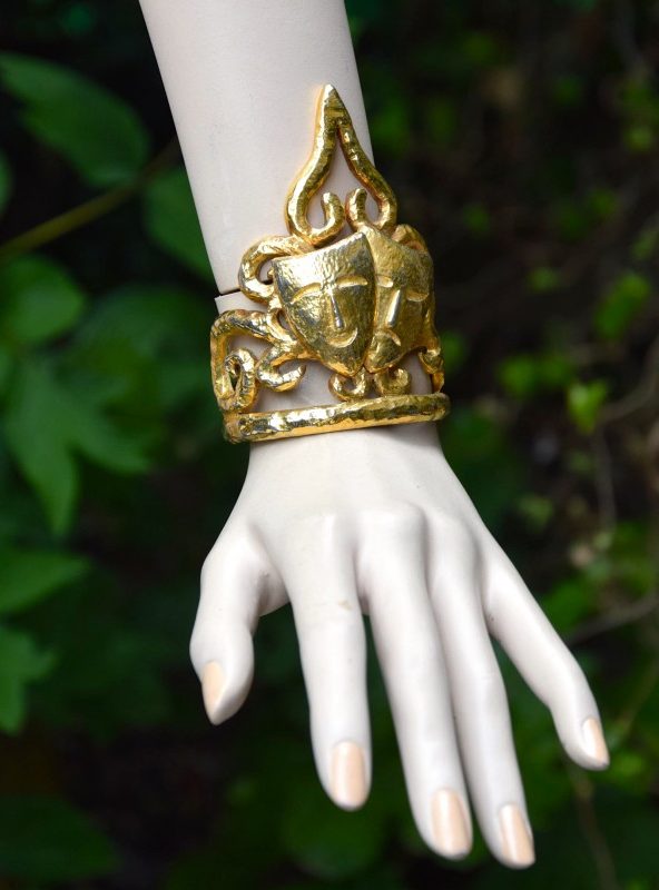 ②.戏剧人生·罕见浪凡宽手镯；Lanvin（浪凡），一款华丽且难得一见的巴洛克风格宽手镯，以旋涡纹为底座，呈现出快乐与悲伤的喜剧与悲剧面具造型。背面带有品牌签名。镀金合金，些许时光痕迹；法国制造80年代