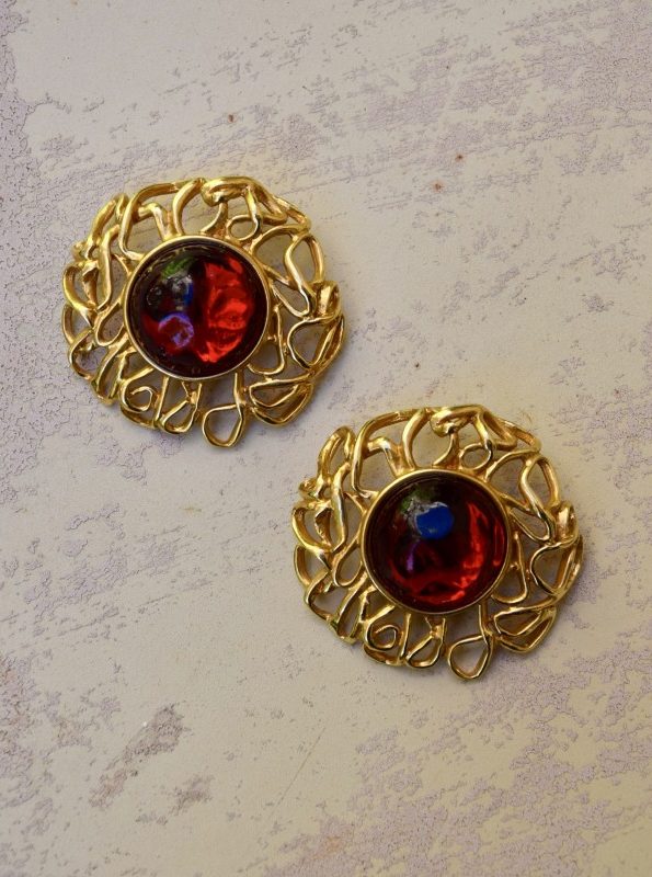 ②.经典镂空金属线条环绕红宝石YSL大耳环；圣罗兰（Yves Saint Laurent）一对大型耳环（同款设计更常见于较小尺寸），以红宝石色弧面宝石（cabochon）为主体，镶嵌于金色金属丝框架中。背面带有品牌签名。镀金/人造水晶；80年代法国制造YSL10324