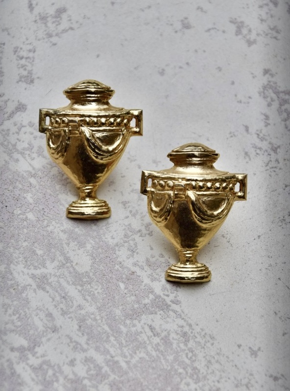 ②.古典双耳花瓶大耳环;Rochas(罗莎),体量大却轻盈,呈古希腊花瓶造型;背面带有品牌签名;镀金合金;1980年代法国制造