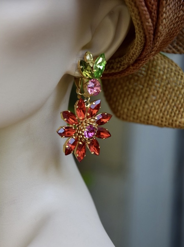 ②.姹紫嫣红繁花盛开花朵彩宝经典CL耳环;Christian Lacroix精致耳环,呈盛放花朵造型,花心与花蕊以浮雕呈现,镶嵌施华洛世奇红宝石色与玫红色水晶,色彩浓郁而富有层次。耳夹部分为叶片与花苞造型,点缀绿色与粉色水晶,与主体相呼应,整体更显生动。背面带有品牌签名。镀金/人造水晶;法国制造90年代