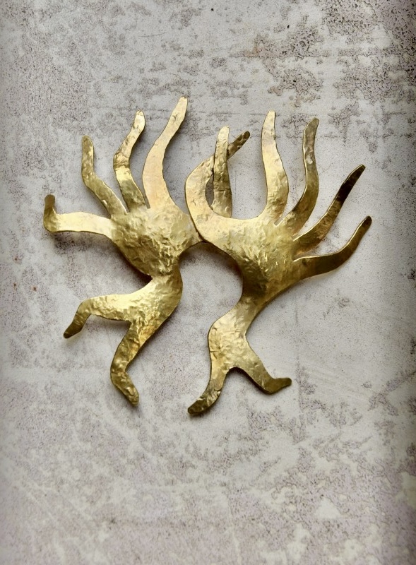 ②.神秘仪式亦像在跳舞的”火焰”HVDS大胸针;一枚富含象征意味的锤纹金色黄铜胸针,上部分呈拇指交错相扣的两只竖立的手造型,下部分像舞动的双腿,带有原始部落般的仪式感与力量感。背面带有早期签名。镀金黄铜;1980年代法国制造