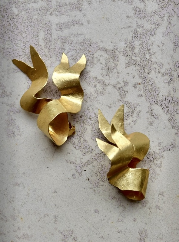 ②.礼物丝带动感HVDS耳环;设计精妙,呈盘绕丝带造型,由锤纹金色黄铜叶片构成,线条流转,富有动感。背面带有品牌签名。镀金黄铜;1980年代法国制造