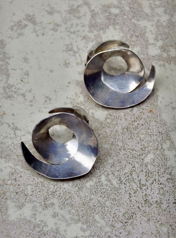 ②.银色金属卷动感螺旋野兽派HVDS耳环;一对精美银色金属耳环,金属盘旋回旋,如同自然剥落的金属片般生动,呈现出大胆而古朴的现代主义风格。背面带有品牌签名;镀银金属;1980年代法国制造