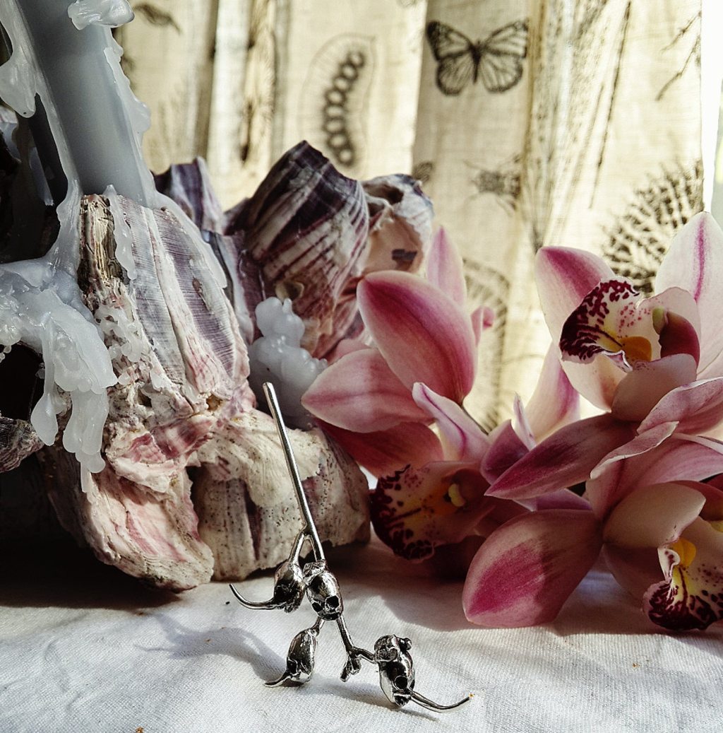 ②.「精灵骸骨」金鱼草种荚·”毒植”系列·项坠;土耳其手艺人Göksu作品;灵感源自干枯后的金鱼草花形——仿若精灵的骸骨,带有奇异而略带神秘的气息。在传统观念中,金鱼草被视为具有保护与魅惑之力的植物,既象征吸引与优雅,也隐含某种微妙的诱惑性。材质为925纯银;约 7.5cm。古老失蜡法,纯手工雕刻制作。(佩戴与保养:避免接触水与化学品,不佩戴时密封保存;金属会随时间形成自然氧化;部分结构较为锋利,佩戴时请留意。)