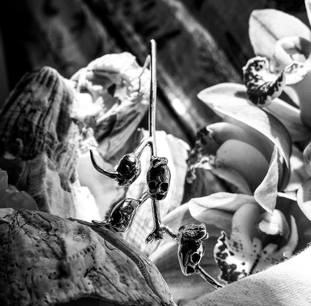 ②.「精灵骸骨」金鱼草种荚·”毒植”系列·耳环；土耳其手艺人Göksu作品；灵感源自干枯后的金鱼草花形——仿若精灵的骸骨，带有奇异而略带神秘的气息。在传统观念中，金鱼草被视为具有保护与魅惑之力的植物，既象征吸引与优雅，也隐含某种微妙的诱惑性。材质为925纯银；约 7.5cm。古老失蜡法，纯手工雕刻制作（佩戴与保养：避免接触水与化学品，不佩戴时密封保存；金属会随时间形成自然氧化；部分结构较为锋利，佩戴时请留意。）