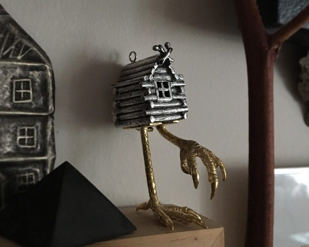 ②.巴巴雅加小屋·”传说”系列·项坠;土耳其手艺人Göksu作品;小屋立于镀金黄铜“鸡足”之上,可独立摆放。灵感源自斯拉夫传说中的女巫Baba Yaga——她栖居于森林深处,居所立于会行走的鸡腿之上。她既是令人畏惧的存在,也是守护知识与试炼的引导者,象征智慧与危险并存的边界力量。925纯银+镀金黄铜,约6 × 2cm,附银链(40/50/60cm可选)。古老失蜡法,纯手工雕刻制作