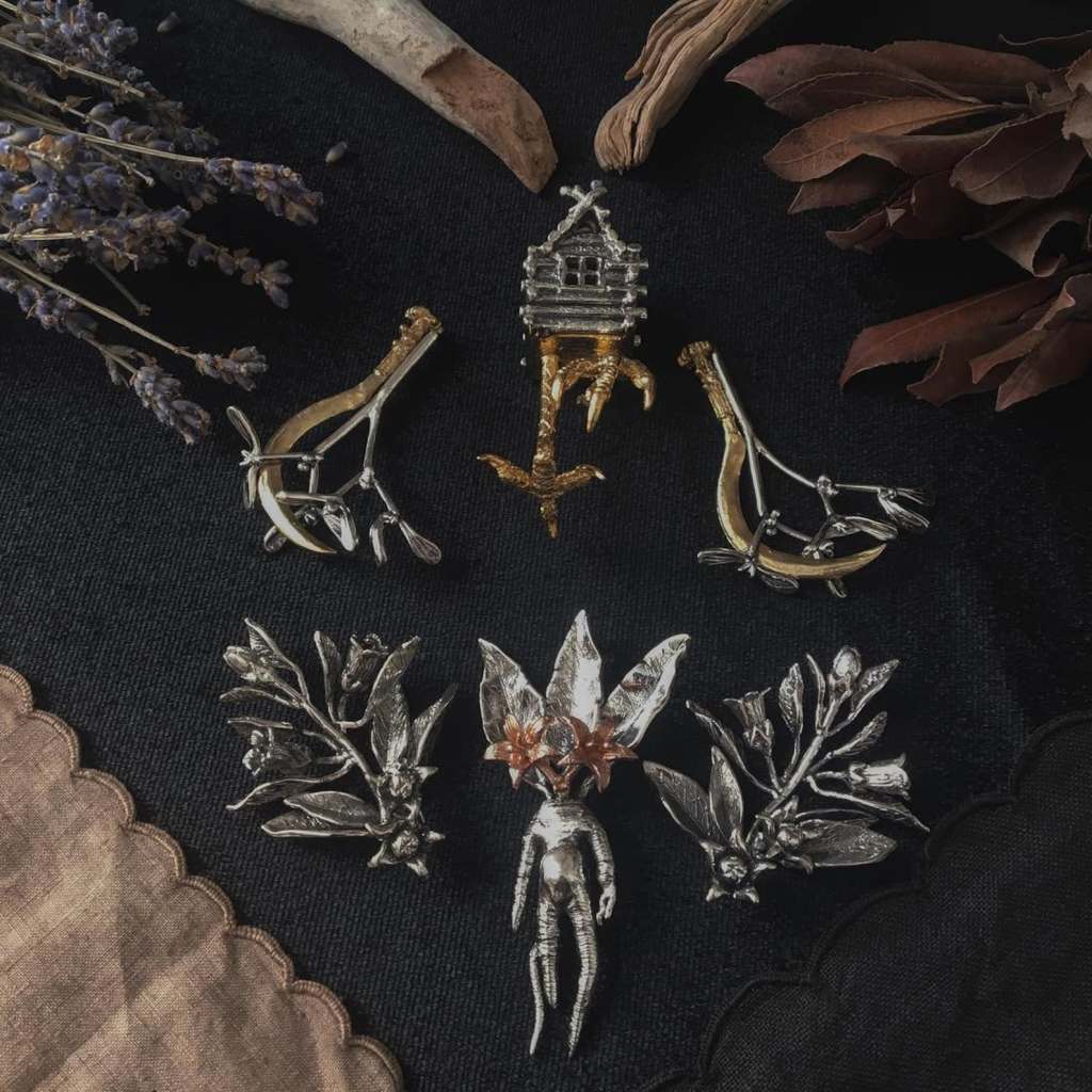 ②.槲寄生与鹿角镰刀·祭司·”传说”系列·项坠;土耳其手艺人Göksu作品;一件带有仪式意味的可佩戴雕塑。灵感源自凯尔特德鲁伊特传统——槲寄生被视为神圣植物,象征疗愈、保护与生命力,常于冬至由祭司以镰刀采集。两者的结合指向一种古老的知识与自然之间的连接。在北欧神话中,转化为爱与重生。925纯银+镀金黄铜;附银链(40/50/60cm可选)。古老失蜡法,纯手工雕刻制作