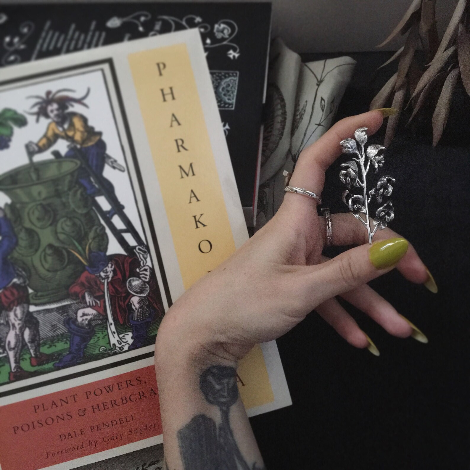 ②.乌头（附子）·”毒植”系列·项坠；土耳其手艺人Göksu作品；造型取自乌头花（monkshood），乌头被称为“毒药之后”，自古与死亡、变形与冥界意象相连，带有强烈的神秘与转化意味。其名称亦衍生出“狼毒（wolfsbane）”之称，暗示其在传说中对野兽与异变的影响，常与变形和边界状态相联系。925纯银，约6×2.5cm，附纯银链（40/50/60cm可选）。古老失蜡法，纯手工雕刻制作｜x4026