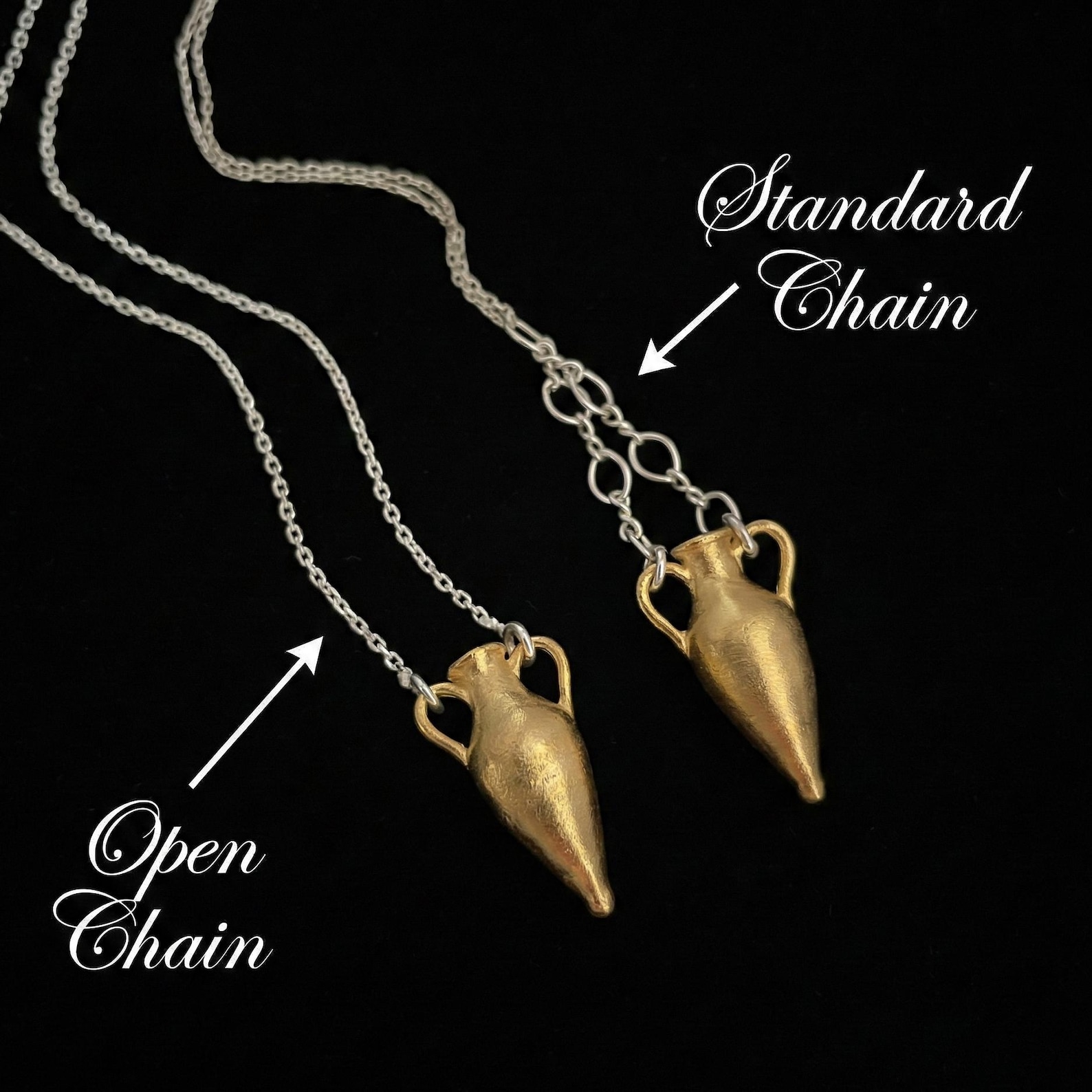 ②.双耳瓶·”考古”系列·项坠；土耳其手艺人Göksu作品；灵感源自古希腊与古罗马陶器。双耳瓶承载着储存、运输与日常使用的功能，也象征古典文明延续至今的物质痕迹。通过缩小尺度、器身中空以减轻重量，同时保留厚度与质感，使其既具雕塑感，又化身为可佩戴的古典意象。镀金黄铜或925纯银；瓶子约2.2cm，约7g；附纯银链（约45厘米/两种款式可选见图）。古老失蜡法，纯手工雕刻制作｜x4326