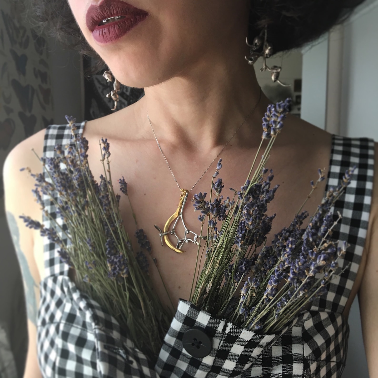 ②.槲寄生与鹿角镰刀·祭司·”传说”系列·项坠；土耳其手艺人Göksu作品；一件带有仪式意味的可佩戴雕塑。灵感源自凯尔特德鲁伊特传统——槲寄生被视为神圣植物，象征疗愈、保护与生命力，常于冬至由祭司以镰刀采集。两者结合指向一种古老的知识与自然之间的连接。在北欧神话中，转化为爱与重生。925纯银+镀金黄铜；附纯银链（40/50/60cm可选）。古老失蜡法，纯手工雕刻制作｜x4526