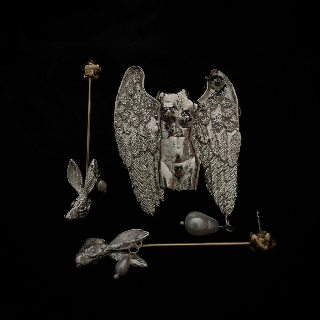 ②.胜利女神·古希腊耐克·”传说”系列·项坠;土耳其手艺人Göksu作品;金色羽翼与银色躯体形成对比,呈现古典雕塑般的力量与张力。形象源自希腊胜利女神Nike(罗马对应为Victoria),象征胜利、荣耀与完成之时的瞬间。镀金+镀银黄铜(亦有全镀银黄铜版);约5.5×4.7cm;附纯银链(40/50/60cm可选)。古老失蜡法,纯手工雕刻制作