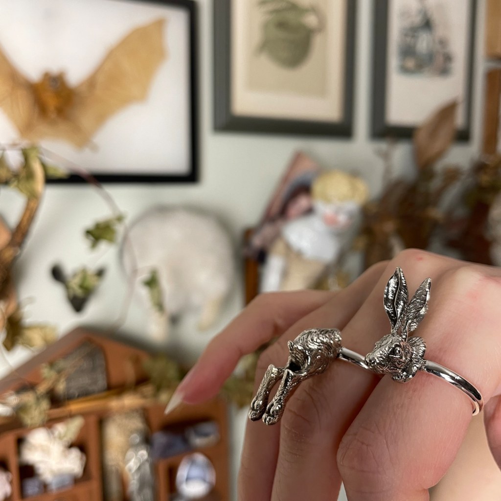 ②.森林兔首尾组合·”童话”系列·戒指环;土耳其手艺人Göksu作品;可单独佩戴,亦可叠戴,兔儿首尾组合造型简洁而带有灵动气息,可随意变换造型。在不同文化中,兔子常与敏感、直觉与生命力相连,也隐约带有童话般的轻盈与不确定性——仿佛随时跃入另一种叙事(异域)之中。材质925纯银,定制戒围;古老失蜡法,纯手工雕刻制作