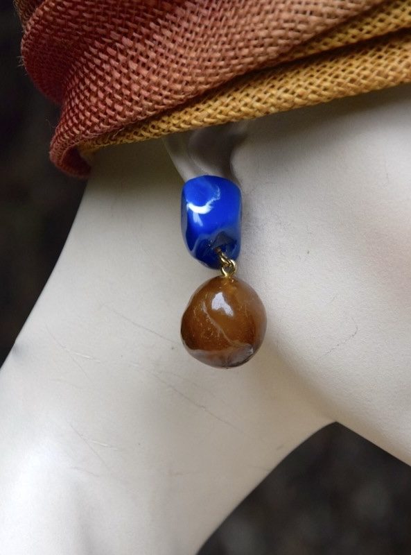 ②.「域」地母风·撞色仿天然原石纹理球体·YSL·”Rive Gauche（左岸）”系列耳环；圣罗兰（Yves Saint Laurent）；大理石纹蓝色树脂小石块，下垂悬挂仿”手制”卷制烟熏托帕色小球。镀金/树脂；80年代法国制造