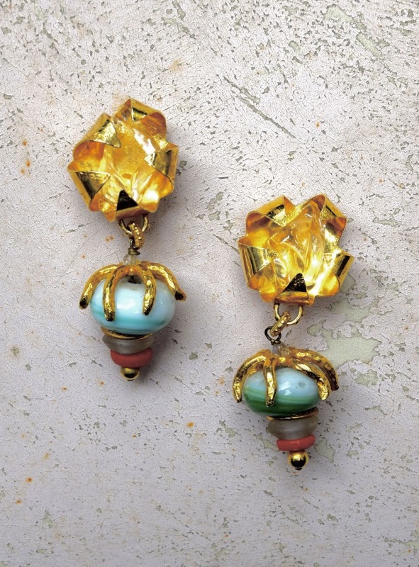 ①.俏皮贝壳状垂饰仿水晶原石PF耳环·PHILIPPE FERRANDIS Paris；金属叶片折叠成夹式耳夹，内嵌透明树脂圆顶；下垂吊饰为贝壳造型，由柔和色彩的珠子组成。夹子背面有“Philippe Ferrandis Paris”的签名；90年代法国制造