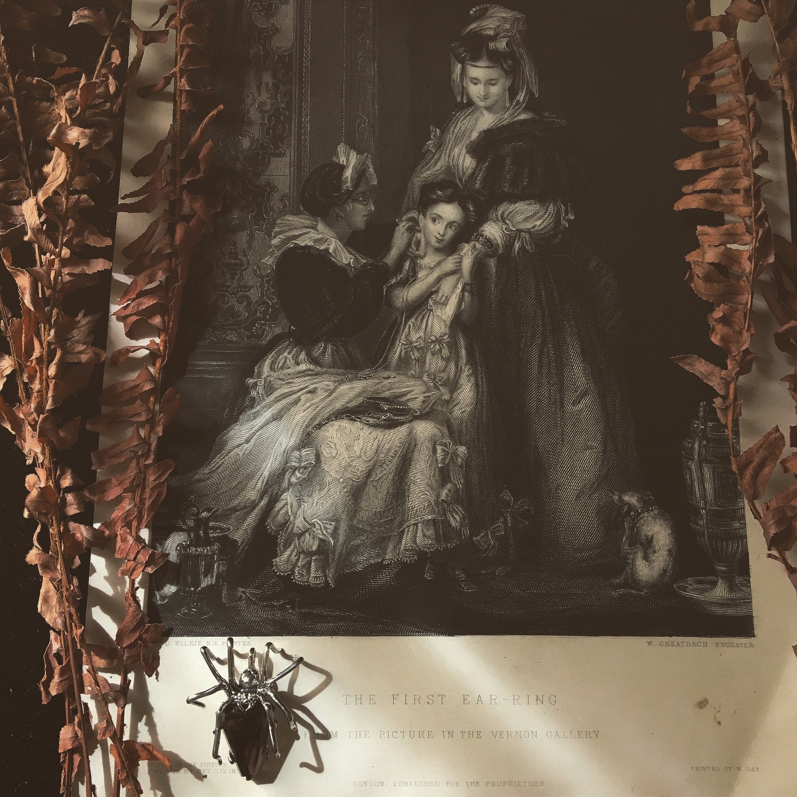 ②.黑寡妇·”暗黑”系列·Cosplay万圣节日·戒指环；土耳其手艺人Göksu作品；八眼蜘蛛托举棺形宝石，在微妙的“可爱”与不安之间形成强烈张力。以现实中的同名蜘蛛因其独特习性而得名，衍生出「危险与吸引」并存的文化联想。非全天然宝石（经热处理以呈现更稳定的色泽与光感）呈黑棕色，在光线下泛出微弱的金色与琥珀色折射。925纯银+宝石（经热处理）；约4.5x3cm；指环尺码定制，项链版则附有纯银链（40/50/60cm可选）。古老失蜡法，纯手工雕刻制作｜x5026