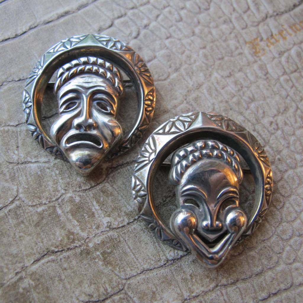 ②.古典喜剧与悲剧面具胸针套装；以古希腊戏剧表演中的经典面具为灵感，呈现喜剧与悲剧的情绪表情。造型精巧，可搭配衬衫/西装翻领或作为造型点缀，保留了年代感的趣味与收藏价值。925纯银；1940–50年代；约3.3–3.6cm；背面带品牌签名；藏于美国