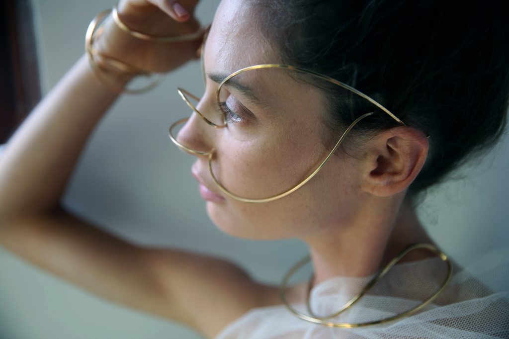 ②.天后Juno颈环项圈·Celestial（古希腊天神）系列；英国手艺人Emma作品；以简洁而有力的线条环绕颈部，形成近乎悬浮的“光环”结构。雕塑般的曲线在身体周围展开，呈现一种脱离重力的平衡感。造型与Rhea手环几乎一致，源于她们可以看作是同一股力量（母神）的不同阶段，Juno是被“文明结构化”的地母。可正反佩戴，均码（略具弹性，可微调贴合），亦可定制尺码；材质有（黄铜/镀金/玫瑰金镀层/925纯银）四种可选