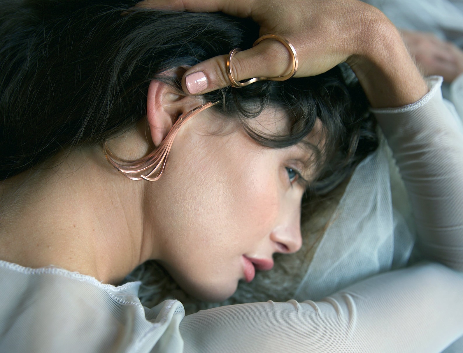 ②.黎明女神Eos拇指戒指环·Celestial（古希腊天神）系列；英国手艺人Emma作品；造型厚实而简洁，带有柔和的结构感，呼应“黎明”这一意象——介于黑夜与白昼之间的过渡时刻，象征时间的边界。均码（戒身略具弹性，可微调贴合手指），亦可定制尺码；材质有（黄铜/镀金/玫瑰金镀层/925纯银）四种可选｜x5426