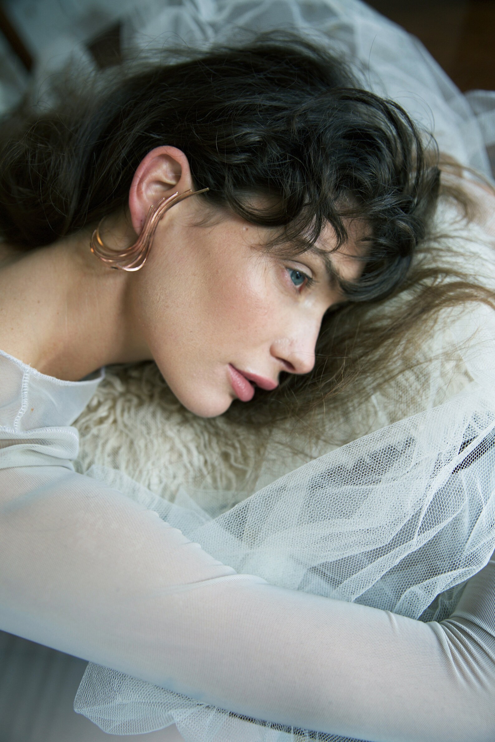 ②.爱与美之神Aphrodite海浪耳环·Celestial（古希腊天神）系列；英国手艺人Emma作品；以线条勾勒波浪的起伏，环绕耳际与颈侧。波浪不仅是自然形态，也是一种持续生成的力量：不断靠近，又不断退去；寓意「美好皆在流动中成形」。单只设计（定制两只会得到对称的一对），线条在佩戴中形成流动的路径，彷若水面被唤起的瞬间。材质有（黄铜/镀金/玫瑰金镀层/925纯银）四种可选，耳针均为925纯银｜x5726