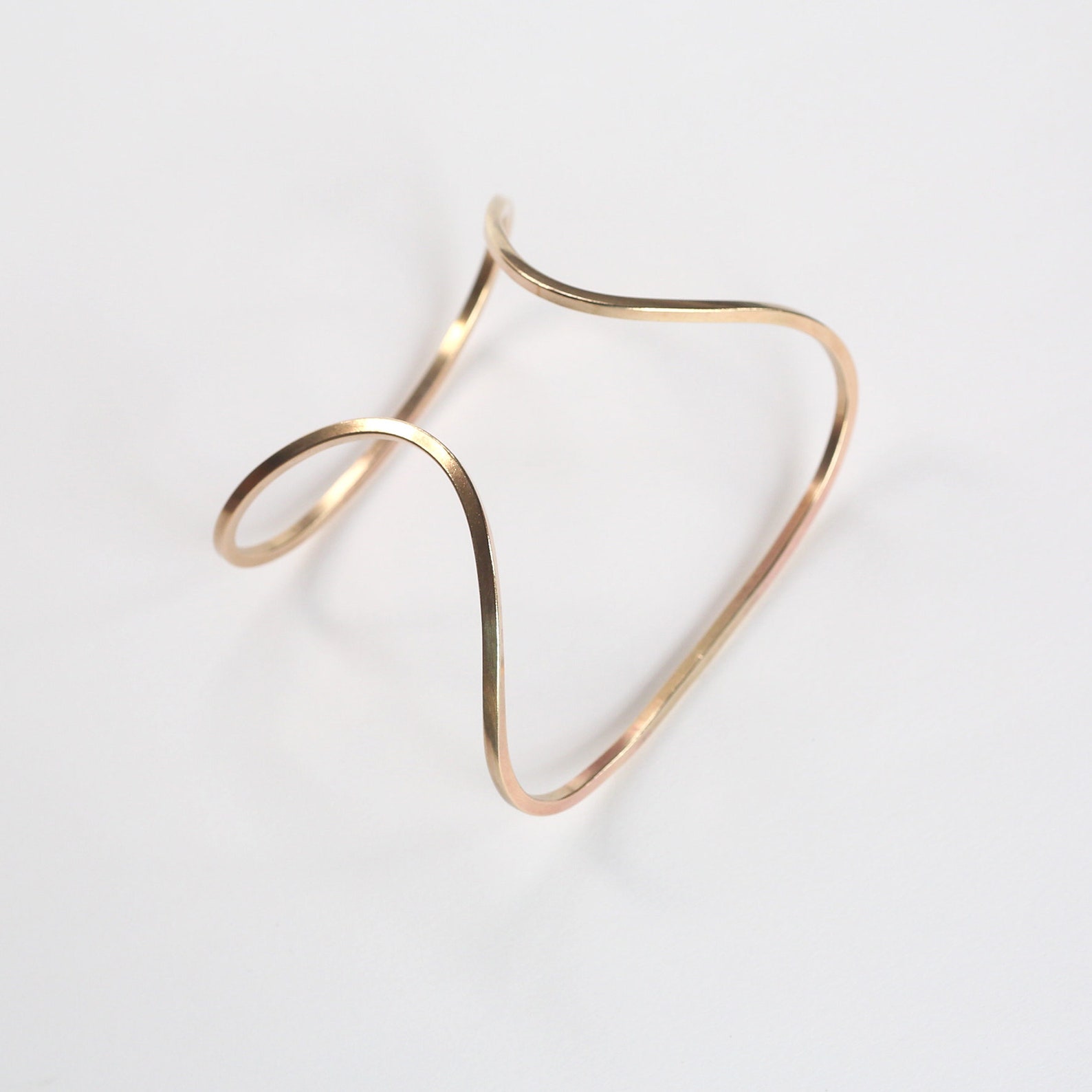 ②.彩虹女神Iris掌心手镯·Celestial（古希腊天神）系列；英国手艺人Emma作品；环绕手掌的结构设计，线条简洁而有力量，象征空间的连接（路径）。金属弧线从拇指延展至手背，形成一种介于饰物与身体之间的连接，使佩戴本身成为一种姿态；从拇指戴入；均码（手环略具弹性，可微调贴合手掌），亦可定制尺码；材质有（黄铜/镀金/玫瑰金镀层/925纯银）四种可选