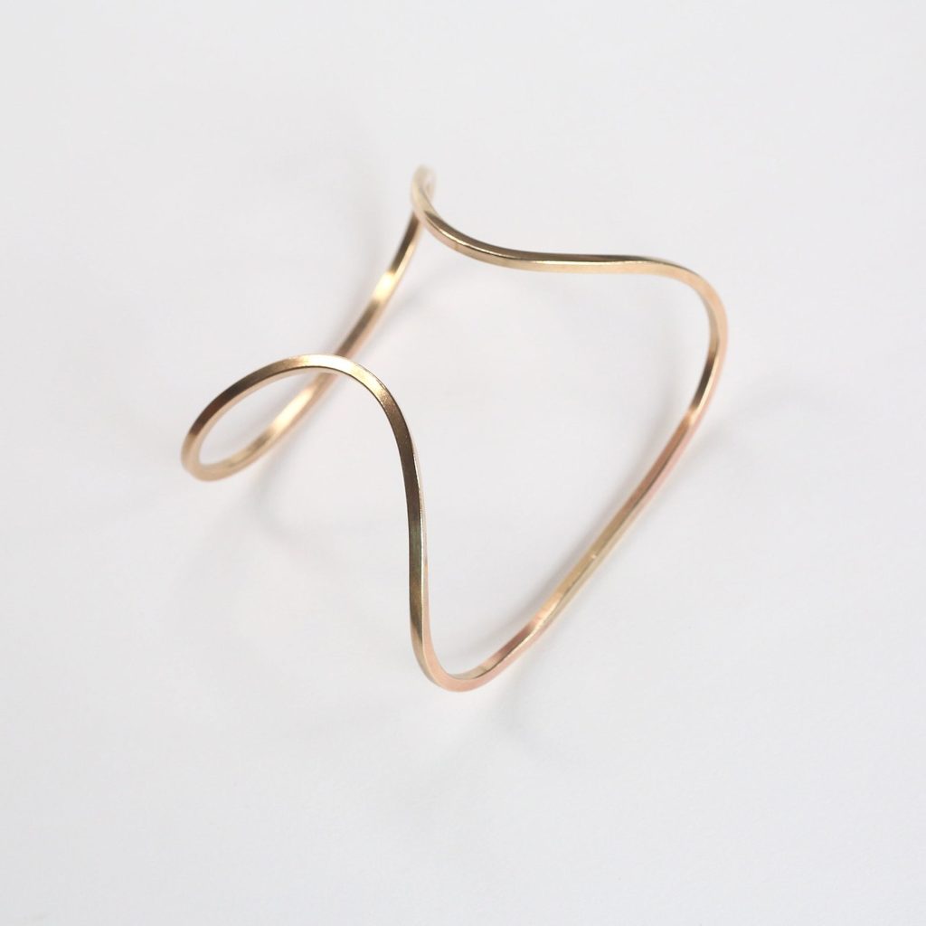 ②.彩虹女神Iris掌心手镯·Celestial（古希腊天神）系列；英国手艺人Emma作品；环绕手掌的结构设计，线条简洁而有力量，象征空间的连接（路径）。金属弧线从拇指延展至手背，形成一种介于饰物与身体之间的连接，使佩戴本身成为一种姿态；从拇指戴入；均码（手环略具弹性，可微调贴合手掌），亦可定制尺码；材质有（黄铜/镀金/玫瑰金镀层/925纯银）四种可选