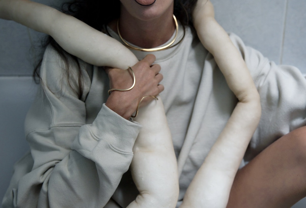 ②.彩虹女神Iris掌心手镯·Celestial（古希腊天神）系列；英国手艺人Emma作品；环绕手掌的结构设计，线条简洁而有力量，象征空间的连接（路径）。金属弧线从拇指延展至手背，形成一种介于饰物与身体之间的连接，使佩戴本身成为一种姿态；从拇指戴入；均码（手环略具弹性，可微调贴合手掌），亦可定制尺码；材质有（黄铜/镀金/玫瑰金镀层/925纯银）四种可选｜x5526