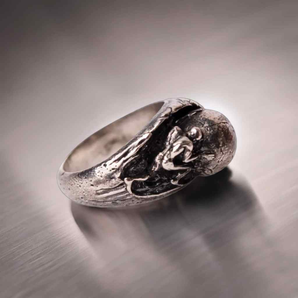 ②.「应当设想西西弗斯是幸福的。」古希腊神话人物戒指环；英国手艺人Nathan作品；加缪的西西弗斯：明知没有既定意义，也没有结果保证，仍然清醒去做，仍然用心去爱。重量12-30g取决于尺码，定制尺码；默认925纯银做旧处理-如图（亦提供其他材质组合与表面处理方式）