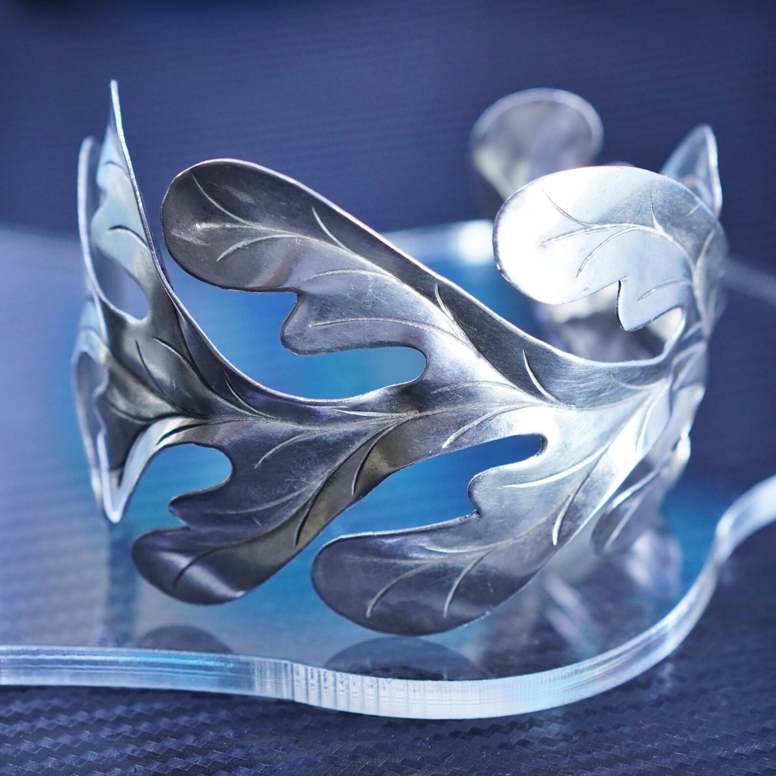 ②.生长般的叶形开口手镯；新艺术风+自然主义；以枝叶为形，线条自然舒展，呈现出介于植物与装饰之间的柔和结构。开口式设计贴合手腕，带有轻微的手工痕迹与年代质感。无银标但已测试为925纯银；约7.75in（内周约20厘米）；90年代制作；美国