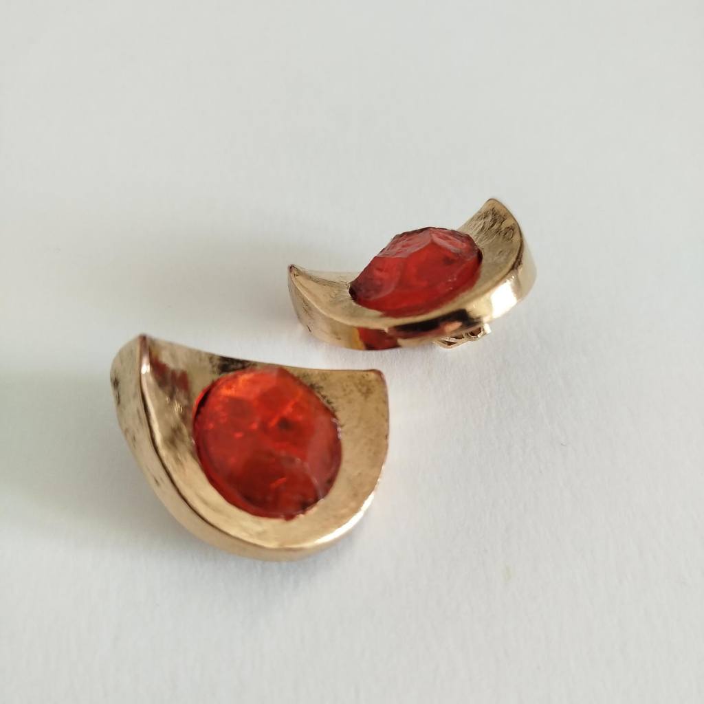 ①.独特半月圆红宝石复古90s耳环；Estelle Bijoux诞生于20世纪中后期，这类小型金色耳饰体现当时对优雅日常佩戴首饰的追求：既有视觉亮点，凸显个性又不会过于张扬。3.2×2.5cm，背面签名；镀金合金/树脂；法国