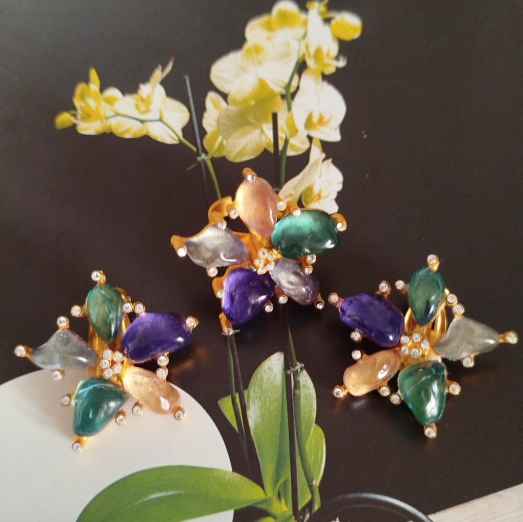 ①.清透自然感花形彩宝复古80s耳环；这类小型金色耳饰体现当时对优雅日常佩戴首饰的追求：既有视觉亮点，凸显个性又不会过于张扬。约3.5cm，背面签名Cécile and Jeanne；镀金合金/浇铸树脂/人造水晶；法国