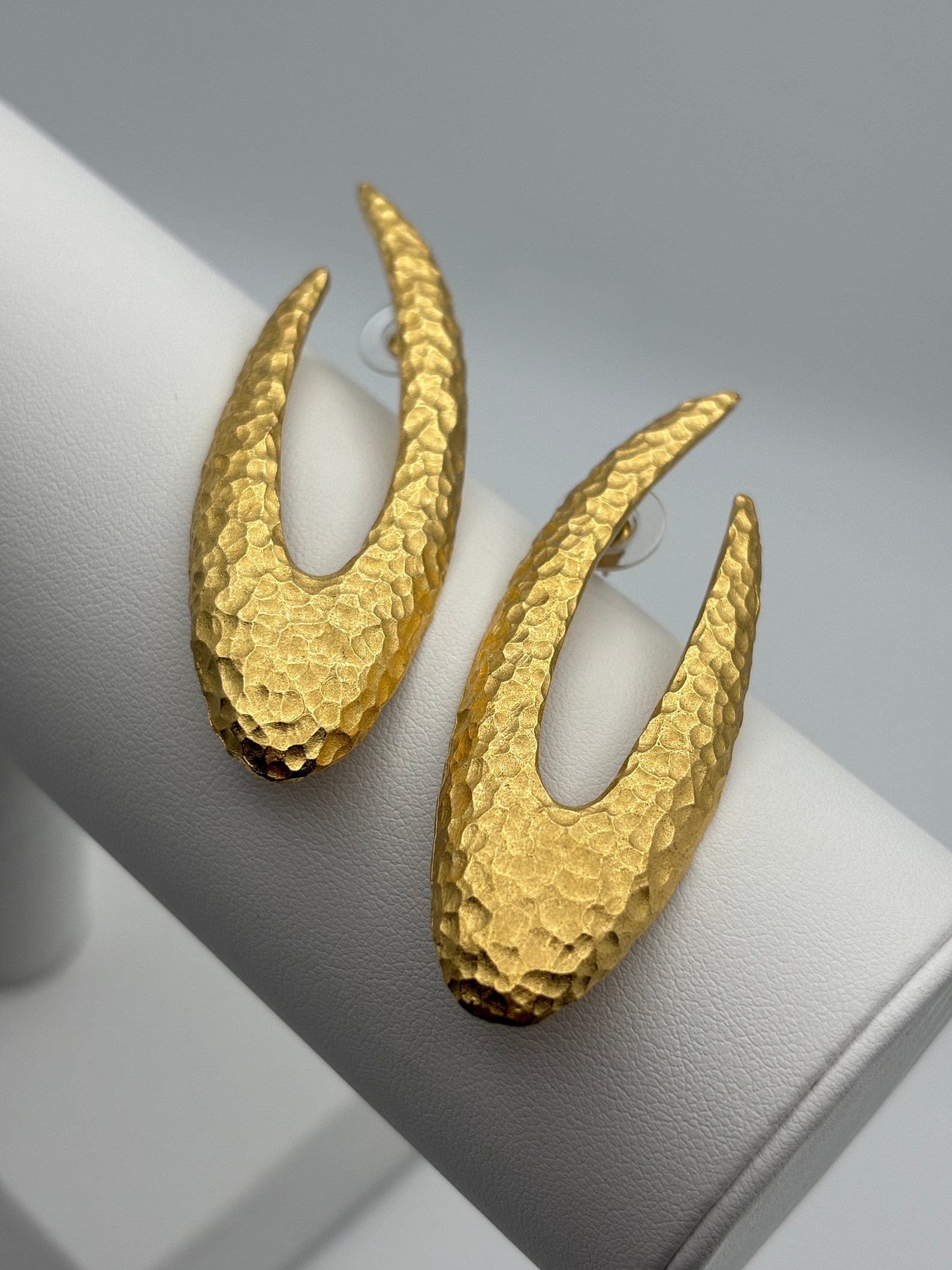 ②.极具设计感与复古气质的纪梵希80s耳针式大耳环；Givenchy以其简洁而富表现力的线条闻名，这类耳环不仅体现了80年代复古奢华风格，也展示了那个年代对大件饰品、几何造型与结构感的偏爱。6.9×2.3cm，背面签名；仿锤击纹理镀金合金；英国｜x6926