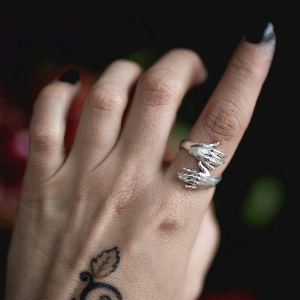 ②.「拥抱」手形戒指环；挪威手艺人Josephine作品；以双手为造型，环绕指间。蜡雕手形，再以失蜡法铸造为银。呈现一种接近与围合的姿态：既像触碰，也像停留。当它环绕在指间时，形成一种微妙的关系，像被握住，又仍然保有空间。925纯银，定制尺码（开口设计，可轻微调整尺寸）