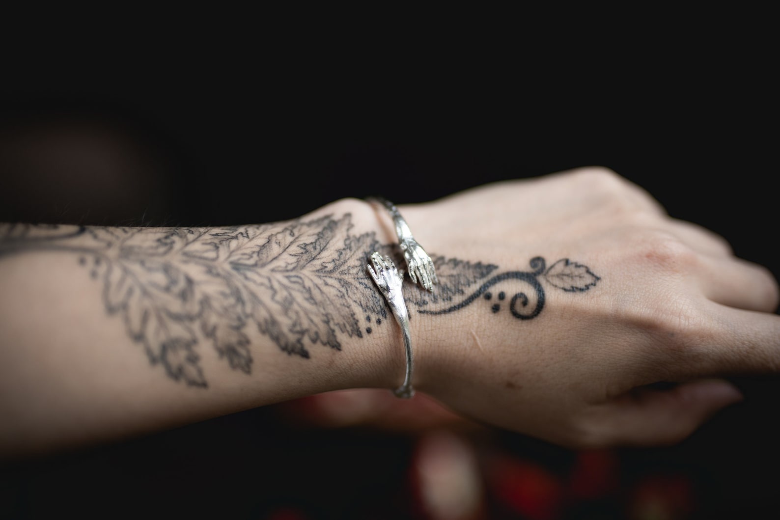 ②.「拥抱&生长」手与枝手镯；挪威手艺人Josephine作品；一端是人的触感，一端是自然的生息。失蜡法铸造：手部由蜡雕刻而成，而树枝则直接以真实枝条翻模——在高温中，原始材料消失，只留下被金属“记住”的形状。因此，树枝的每处细节，都来自曾经真实存在的自然形态。开口设计，可轻微调整尺寸。925纯银；因采用天然枝条翻模，每件独具一格；当前为首作成品-所见即所得