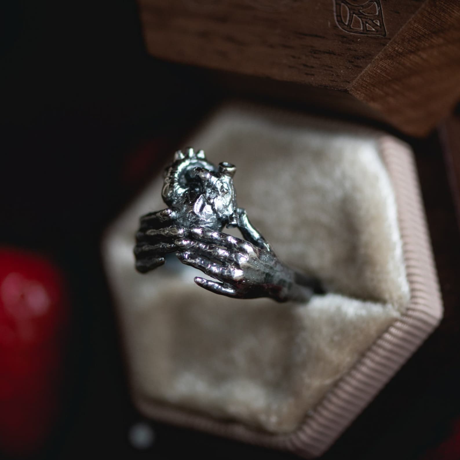 ②.「爱、忠诚与友谊」解剖学版戒指环；挪威手艺人Josephine作品；爱尔兰克拉达戒变体：双手托心，心脏以更接近真实的形态呈现，替代传统符号化表达，使这一古老寓意变得更直接，也更具体。提供两种结构版本，整体比例略有差异；氧化925纯银（可选非氧化处理）；尺寸定制；失蜡法铸造｜x7926