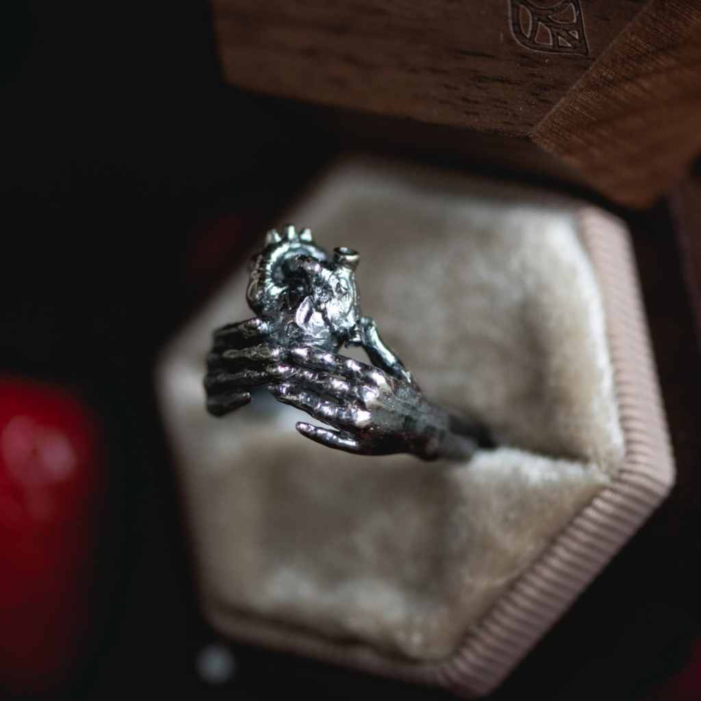 ②.「爱、忠诚与友谊」解剖学版戒指环；挪威手艺人Josephine作品；爱尔兰克拉达戒变体：双手托心，心脏以更接近真实的形态呈现，替代传统符号化表达，使这一古老寓意变得更直接，也更具体。提供两种结构版本，整体比例略有差异；氧化925纯银（可选非氧化处理）；尺寸定制；失蜡法铸造