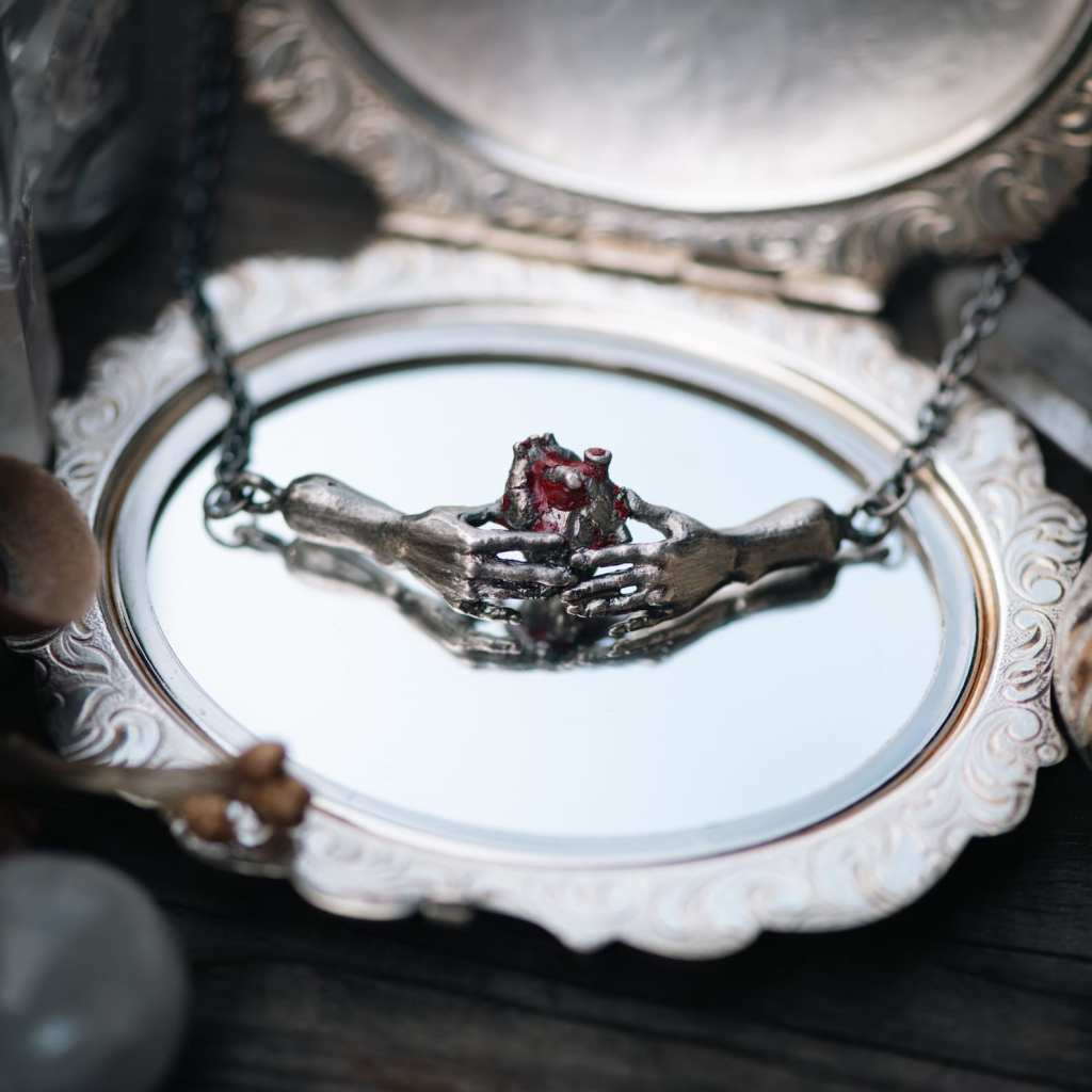 ②.「爱、忠诚与友谊」哥特式暗黑解剖学版短项链；挪威手艺人Josephine作品；爱尔兰克拉达戒变体：双手托心，心脏以更接近真实的形态呈现，替代传统符号化表达，使这一古老寓意变得更直接，也更具体。心脏表面经氧化处理后再局部抛光，红色珐琅点缀其上（亦在手部），使形态更为集中与明确。925纯银氧化/珐琅彩；链长约38cm，贴颈佩戴；失蜡法铸造