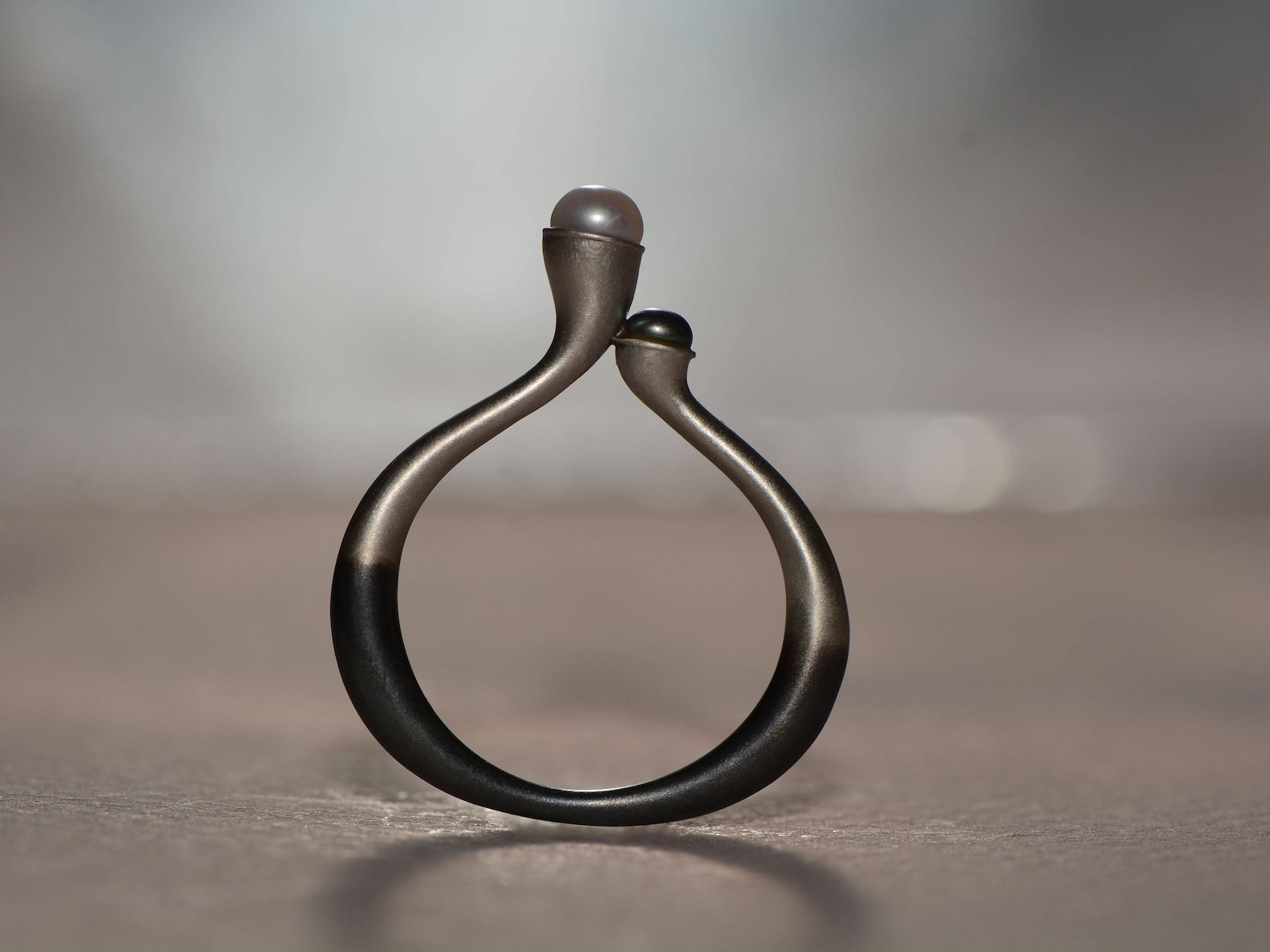 ②.「仍然感受和珍视」黑与白珍珠戒指环；以色列手艺人Irina作品；新艺术+现代主义；黑与白的珍珠相依，如日夜、光暗或阴阳的相应，对立与统一；银色哑光弧线轻轻环绕，黑色哑光沉静地托底，既显稳重内敛，亦散发安宁、静谧与闪烁。925纯银/淡水珍珠；定制尺码；有刻字服务｜x8726