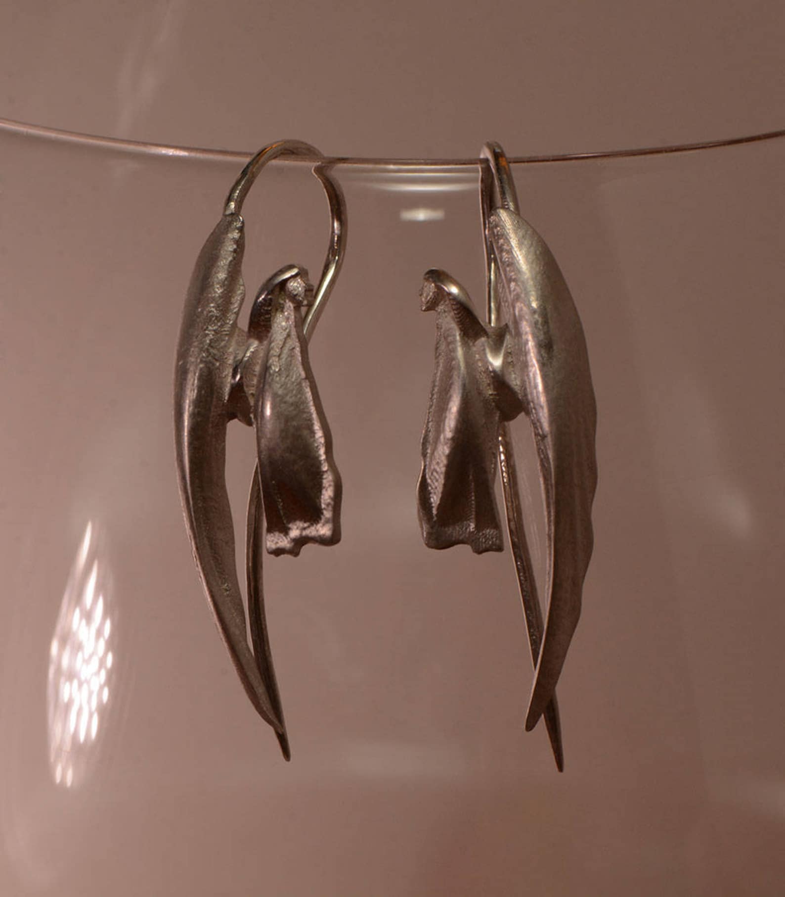 ②.「安静地在场」守护天使耳环；以色列手艺人Irina作品；新艺术+现代主义；守护天使源自基督教传统，指被赋予守护职责的天使：并不一定显现，也不一定介入，而是作为一种持续的陪伴与看护的存在。比例上翅膀明显放大于身体，使整体更偏向轻盈与上升的视觉感受。925纯银；含耳钩约3.1×1cm（主体约2.8cm）；有刻字服务｜x8926