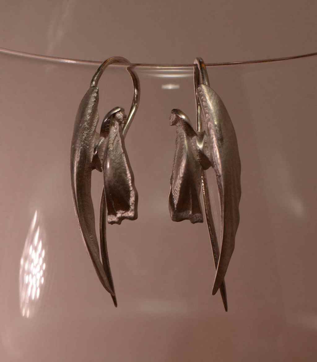 ②.「安静地在场」守护天使耳环；以色列手艺人Irina作品；新艺术+现代主义；守护天使源自基督教传统，指被赋予守护职责的天使：并不一定显现，也不一定介入，而是作为一种持续的陪伴与看护的存在。比例上翅膀明显放大于身体，使整体更偏向轻盈与上升的视觉感受。925纯银；含耳钩约3.1×1cm（主体约2.8cm）；有刻字服务