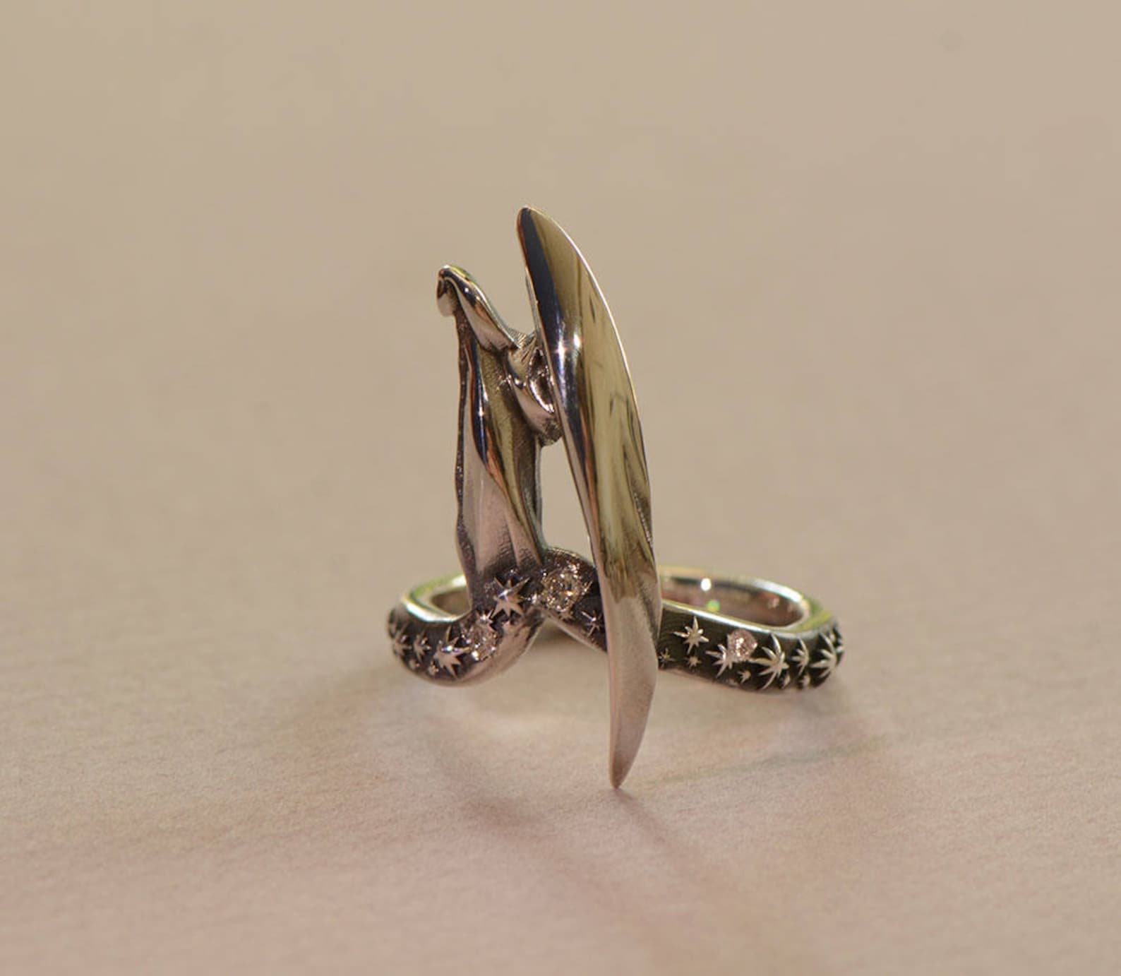 ②.「路途之中」星路守护天使戒指环；以色列手艺人Irina作品；新艺术+现代主义；指环如一段星光铺陈的道路，天使行走其上。造型简练而富有叙事感，在微小尺度中展开空间想象。925纯银，镶嵌6颗钻石（约2mm）；定制尺码；有刻字服务｜x9026