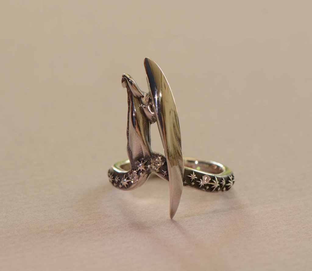 ②.「路途之中」星路守护天使戒指环；以色列手艺人Irina作品；新艺术+现代主义；指环如一段星光铺陈的道路，天使行走其上。造型简练而富有叙事感，在微小尺度中展开空间想象。925纯银，镶嵌 6 颗钻石（约2mm）；定制尺码；有刻字服务