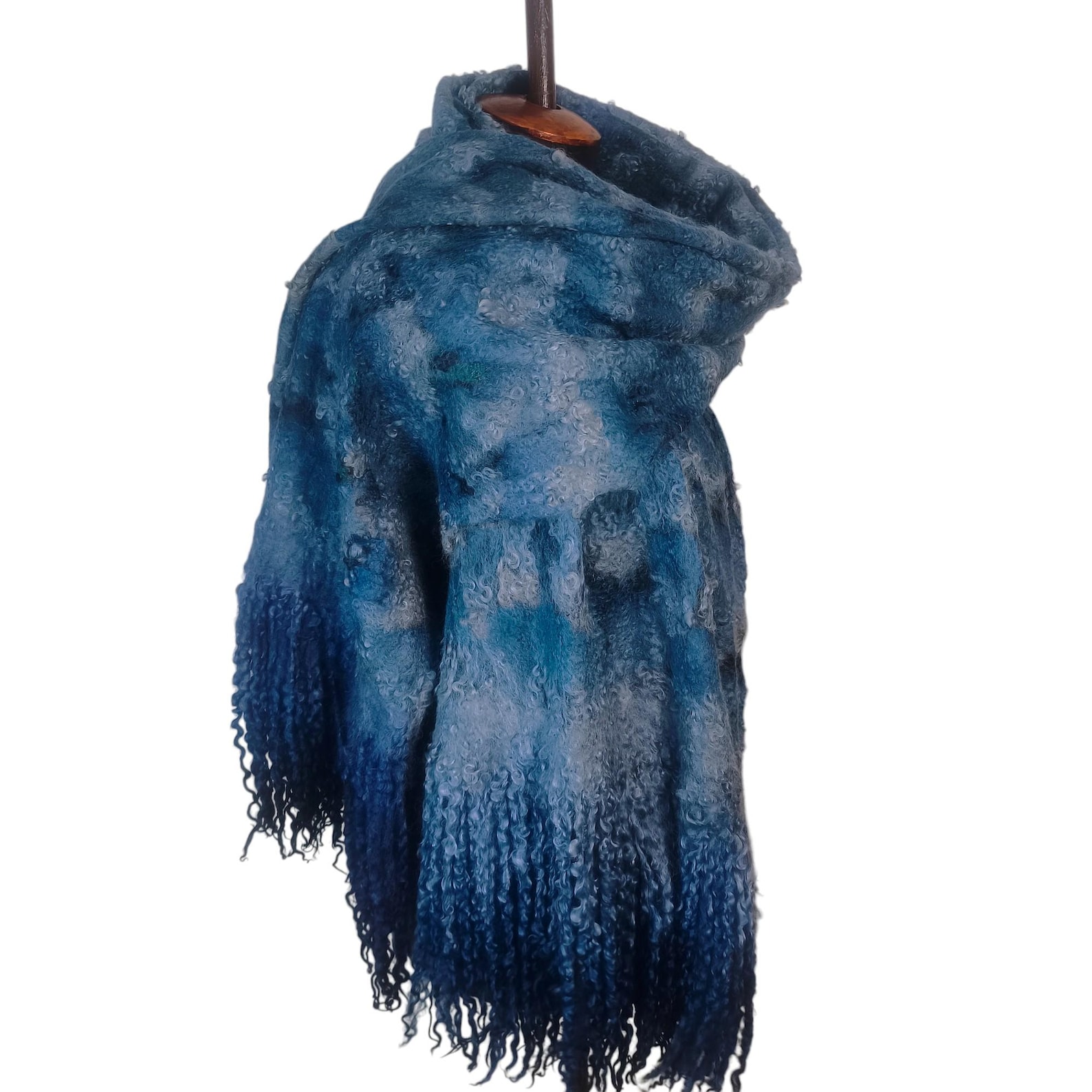 ②.「永恒：变幻中的律动」海洋蓝围巾披肩；乌克兰手艺人Tatiana，自由波西米亚/自然主义；从浅蓝到深海蓝的渐变，色彩缓慢流动着，如海水的起伏，似时间的推移，也隐约对应着某种难以言明的内在变化；一切都是流动的、无常的、连续的。使用湿毡技术，羊毛与真丝在手工毡化中交织，轻薄与温暖、柔软与光泽并存，温斯利代尔羊毛卷曲的纤维，更为整体带来一种自然生长般的肌理；宽约65cm，长约245cm（不含流苏为195cm）；美利奴羊毛/天然真丝/Wensleydaley卷羊毛；孤独品，每件色彩独具一格。护养：如有需要请在温暖的肥皂水中手洗，轻轻挤压，平铺晾干‎ ｜x9626