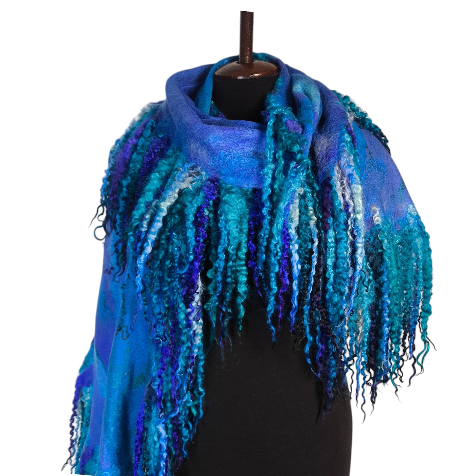 ②.「奇幻:边界与失序的美感」梦幻海洋蓝围巾披肩;乌克兰手艺人Tatiana,自由波西米亚/自然主义;像一抹未被驯服的色彩,在身体之上如流水般展开;不再束缚于清晰的轮廓,而逐渐进入一种更自由的状态:宛若踏入了精灵的世界。使用湿毡技术,羊毛与真丝在手工毡化中交织,轻薄与温暖、柔软与光泽并存,长而不规则的卷曲流苏,呈水流或生长中的形态;约40×190cm(不含流苏),流苏长约25–35cm;美利奴羊毛/Margilan真丝/真丝纤维;孤独品,每件色彩独具一格。护养:如有需要请在温暖的肥皂水中手洗,轻轻挤压,平铺晾干 |x9726