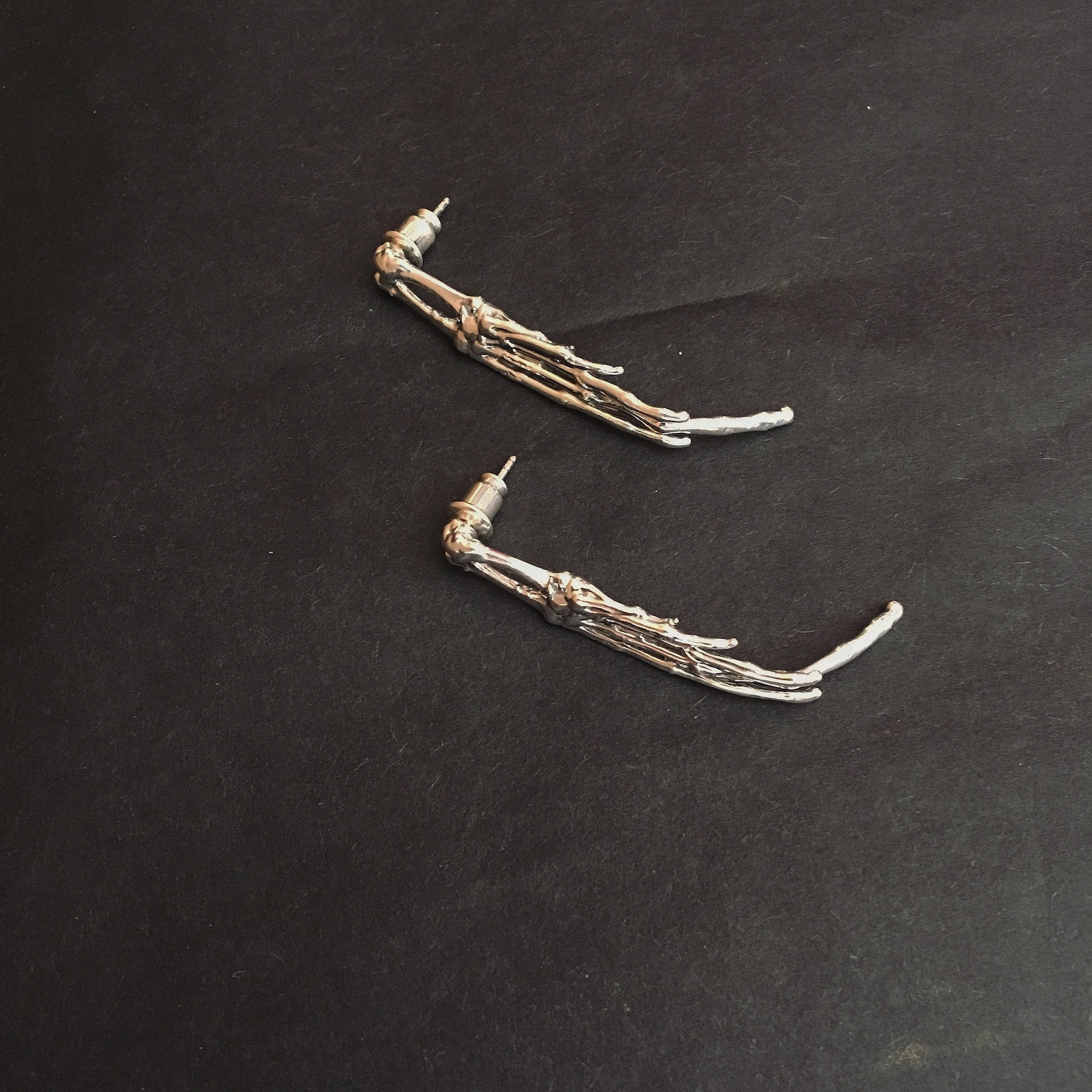 ②.「哪种变化才算得上信息？」青蛙脚骨骼·动物标本剥制术耳钉耳环；土耳其手艺人Göksu作品；青蛙不对所有运动做出反应。神经生物学研究发现，只有当一个物体的运动轨迹足够接近真实猎物时，它的视觉神经才会被触发。人亦如此。我们容易被带有明显动势的表达所吸引，被某种被组织和强化过的“变化（表面行为）”所引导。在这样的机制中，信息与噪音并不总是清晰可分。或许不该只是被动接受，而是尝试去拆解它。925纯银。古老失蜡法，纯手工雕刻制作｜x10026