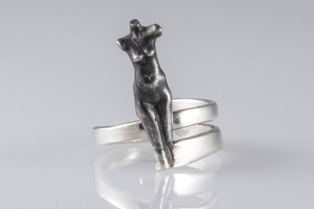 ②.「本体的喜悦」维纳斯·美神系列·戒指环；美国手艺人Zbigniew作品｜有时，美之所以让人疲惫，是因为我们试图依附它、维持它、成为它。对身体的照顾——睡眠、饮食、运动，以及阅读，是为了保有一种对生活的掌控感，让自己变得稳定而清晰；而美是随之浮现的副产品。在你意识到，你可以只是经历和享受各种形相，而不被它定义，你已在它的囚笼之外。｜925纯银；雕塑约2.54cm；定制尺码；每件银的表面处理，雕塑尺寸略有不同；亦可定制尺寸。古老失蜡法，纯手工雕刻制作｜x10526