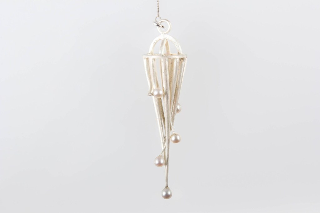 ②.「本体的喜悦」囚笼（珍珠）·美神系列·项坠项链项圈；美国手艺人Zbigniew作品｜有时，美之所以让人疲惫，是因为我们试图依附它、维持它、成为它。对身体的照顾——睡眠、饮食、运动，以及阅读，是为了保有一种对生活的掌控感，让自己变得稳定而清晰；而美是随之浮现的副产品。在你意识到，你可以只是经历和享受各种形相，而不被它定义，你已在它的囚笼之外。｜925纯银/淡水珍珠；吊坠宽度约2.54×8.89cm，项链长度约20.32cm；每件珍珠/宝石的颜色与形状，以及银的表面处理，雕塑尺寸略有不同；亦可定制尺寸。古老失蜡法，纯手工雕刻制作｜x10326